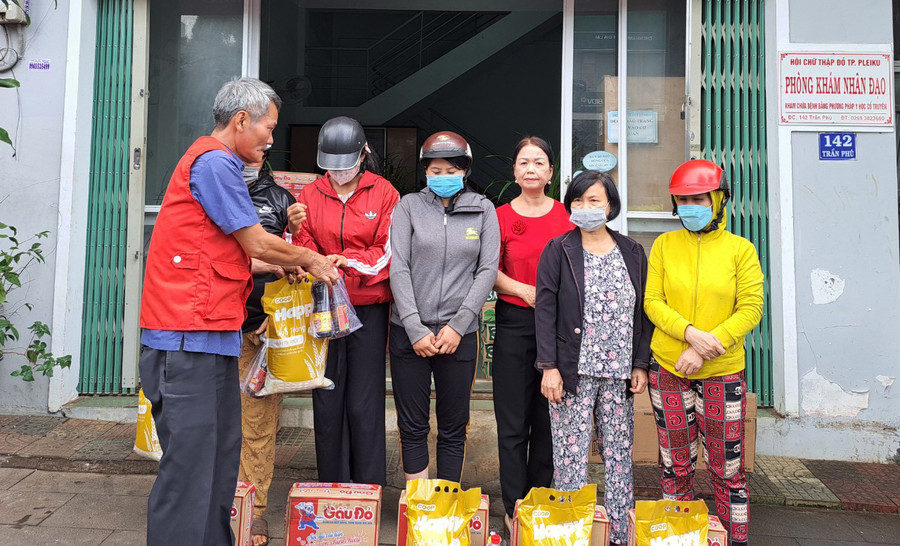 Ông Nguyễn Văn Đố-Chủ tịch Hội Chữ thập đỏ TP. Pleiku trao quà cho các gia đình có hoàn cảnh khó khăn trên địa bàn TP. Pleiku. Ảnh: Túy Uyển Ông Nguyễn Văn Đố-Chủ tịch Hội Chữ thập đỏ TP. Pleiku trao quà cho các gia đình có hoàn cảnh khó khăn trên địa bàn TP. Pleiku. Ảnh: Túy Uyển