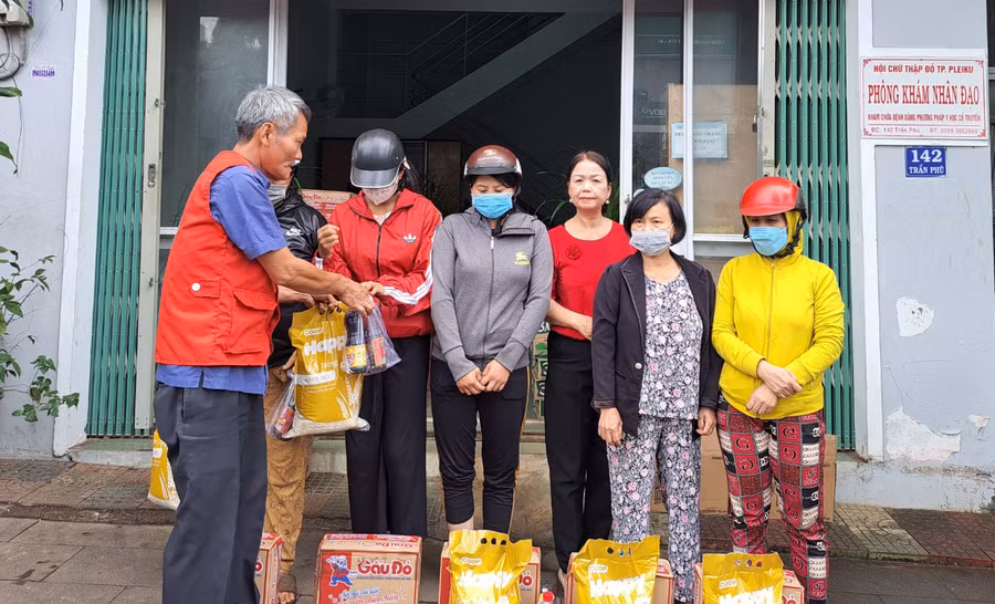 Ông Nguyễn Văn Đố-Chủ tịch Hội Chữ thập đỏ TP. Pleiku trao quà cho các gia đình có hoàn cảnh khó khăn trên địa bàn TP. Pleiku. Ảnh: Túy Uyển Ông Nguyễn Văn Đố-Chủ tịch Hội Chữ thập đỏ TP. Pleiku trao quà cho các gia đình có hoàn cảnh khó khăn trên địa bàn TP. Pleiku. Ảnh: Túy Uyển