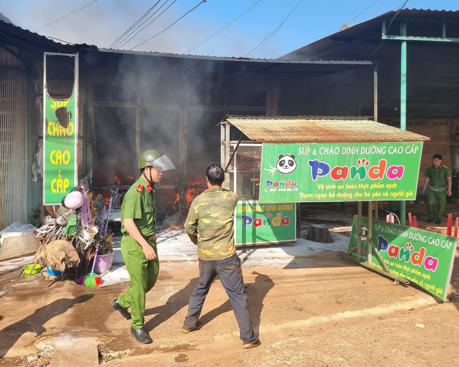 Hiện trường vụ cháy. Ảnh: Trần Tuấn Hiện trường vụ cháy. Ảnh: Trần Tuấn