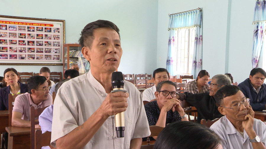 Người dân tham gia kiến nghị tại buổi tiếp xúc cử tri. Ảnh: K.P Người dân tham gia kiến nghị tại buổi tiếp xúc cử tri. Ảnh: K.P