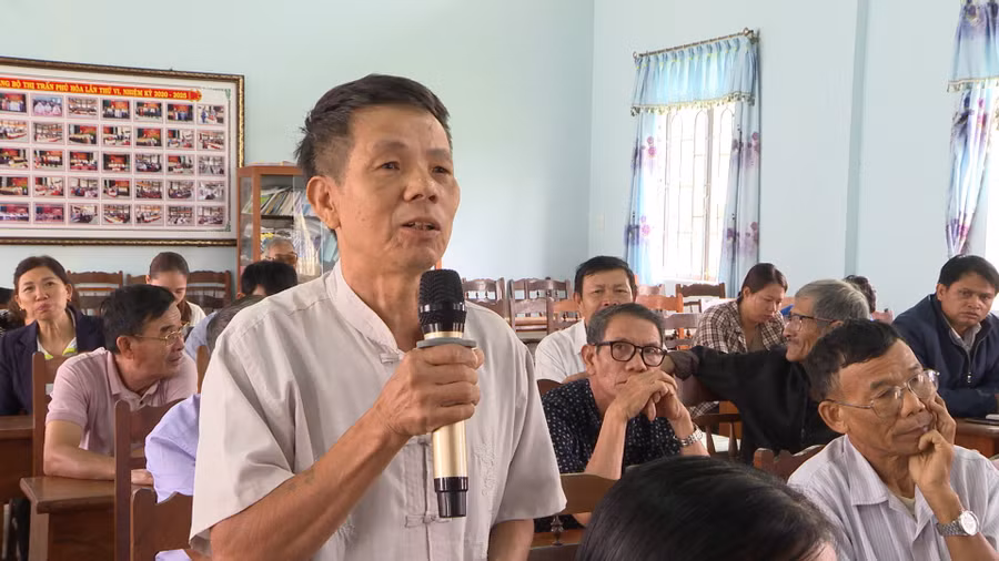 Người dân tham gia kiến nghị tại buổi tiếp xúc cử tri. Ảnh: K.P Người dân tham gia kiến nghị tại buổi tiếp xúc cử tri. Ảnh: K.P