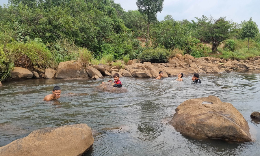 Nhờ giữ nguyên được vẻ đẹp bình yên của thiên nhiên ban tặng, suối Jrăng Blo trở thành địa điểm dã ngoại lý tưởng của nhiều nhóm bạn trẻ mỗi dịp cuối tuần. Ảnh: K.P Nhờ giữ nguyên được vẻ đẹp bình yên của thiên nhiên ban tặng, suối Jrăng Blo trở thành địa điểm dã ngoại lý tưởng của nhiều nhóm bạn trẻ mỗi dịp cuối tuần. Ảnh: K.P