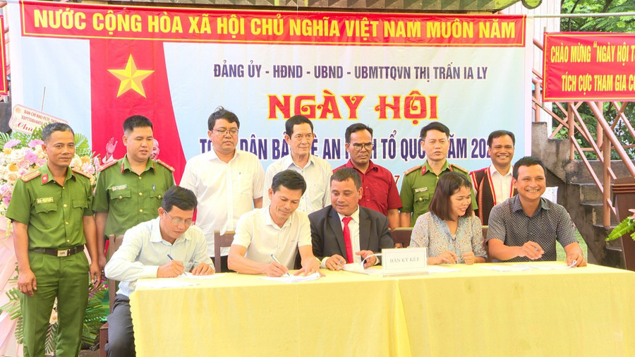 Các đơn vị ký kết Quy chế phối hợp về công tác phòng-chống tội phạm, tệ nạn xã hội và xây dựng phong trào toàn dân bảo vệ an ninh Tổ quốc. Ảnh: Văn Đại