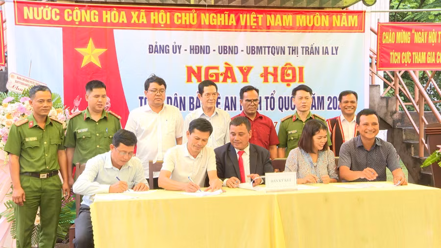 Các đơn vị ký kết Quy chế phối hợp về công tác phòng-chống tội phạm, tệ nạn xã hội và xây dựng phong trào toàn dân bảo vệ an ninh Tổ quốc. Ảnh: Văn Đại