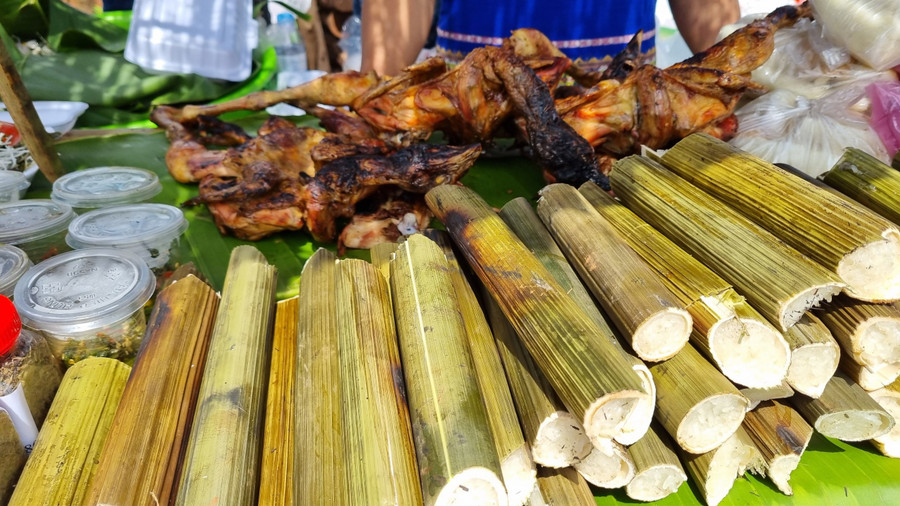 Gà nướng cơm lam là món ăn độc đáo của người dân bản địa.