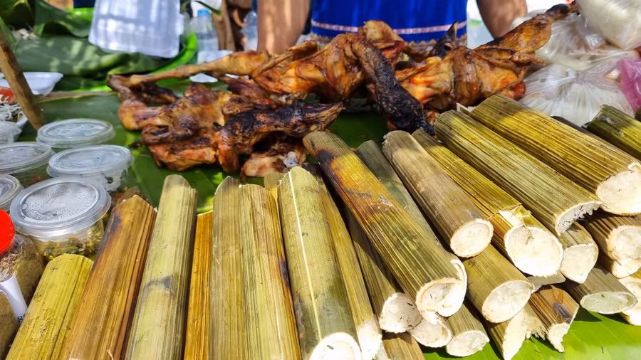 Gà nướng cơm lam là món ăn độc đáo của người dân bản địa.