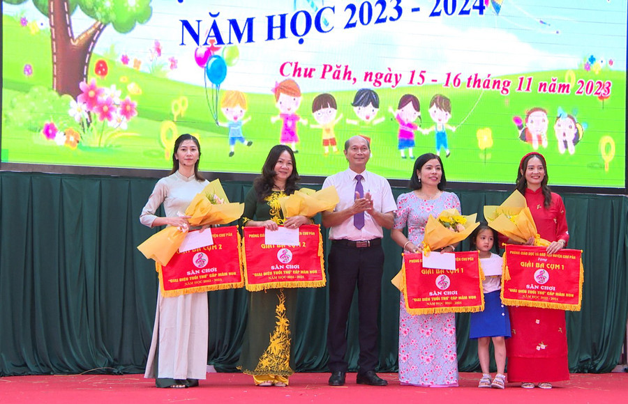 Ban tổ chức trao giải cho các đội có phần thi xuất sắc tại hội thi. Ảnh: K.P Ban tổ chức trao giải cho các đội có phần thi xuất sắc tại hội thi. Ảnh: K.P