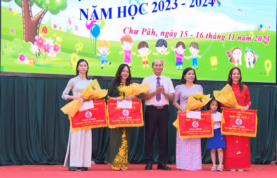 Ban tổ chức trao giải cho các đội có phần thi xuất sắc tại hội thi. Ảnh: K.P