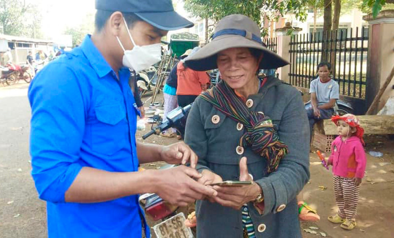 Hướng dẫn người dân đăng ký sử dụng tài khoản định danh điện tử. Ảnh: H.P