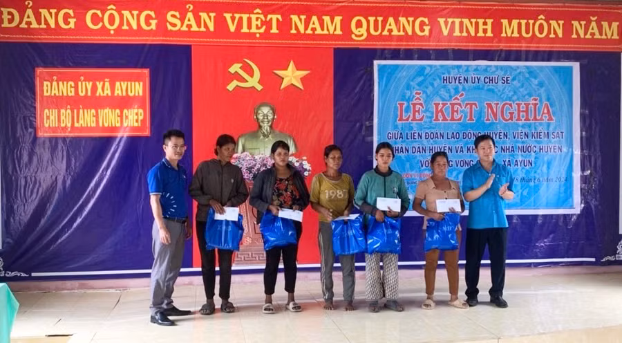 Các đơn vị trao quà cho các gia đình có hoàn cảnh khó khăn tại Vơng Chép, xã Ayun. Ảnh: K.P