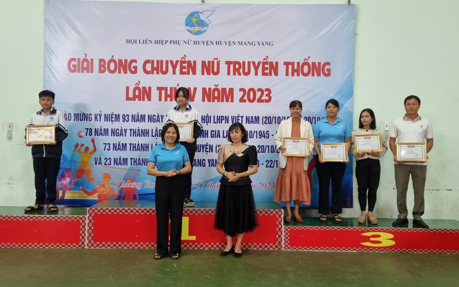 Đại diện lãnh đạo huyện trao giải cuộc thi vẽ tranh “Sắc màu bình yên” cho các cá nhân đạt giải. Ảnh: H.P Đại diện lãnh đạo huyện trao giải cuộc thi vẽ tranh “Sắc màu bình yên” cho các cá nhân đạt giải. Ảnh: H.P