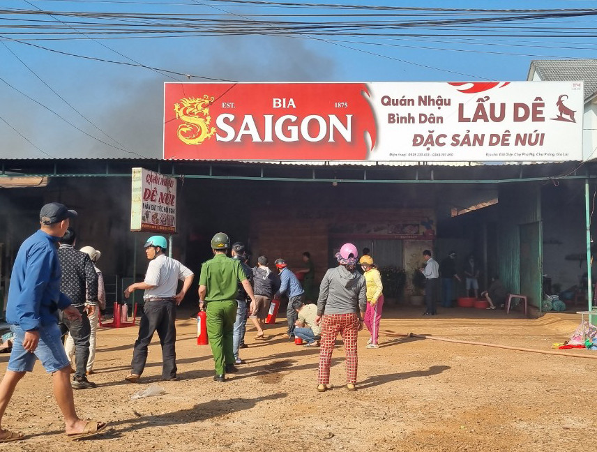 Lực lượng Công an xã phối hợp với Ban Chỉ huy Quân sự xã huy động lực lượng có mặt tại hiện trường để dập tắt đám cháy. Ảnh: Trần Tuấn Lực lượng Công an xã phối hợp với Ban Chỉ huy Quân sự xã huy động lực lượng có mặt tại hiện trường để dập tắt đám cháy. Ảnh: Trần Tuấn