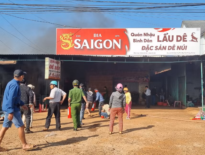 Lực lượng Công an xã phối hợp với Ban Chỉ huy Quân sự xã huy động lực lượng có mặt tại hiện trường để dập tắt đám cháy. Ảnh: Trần Tuấn