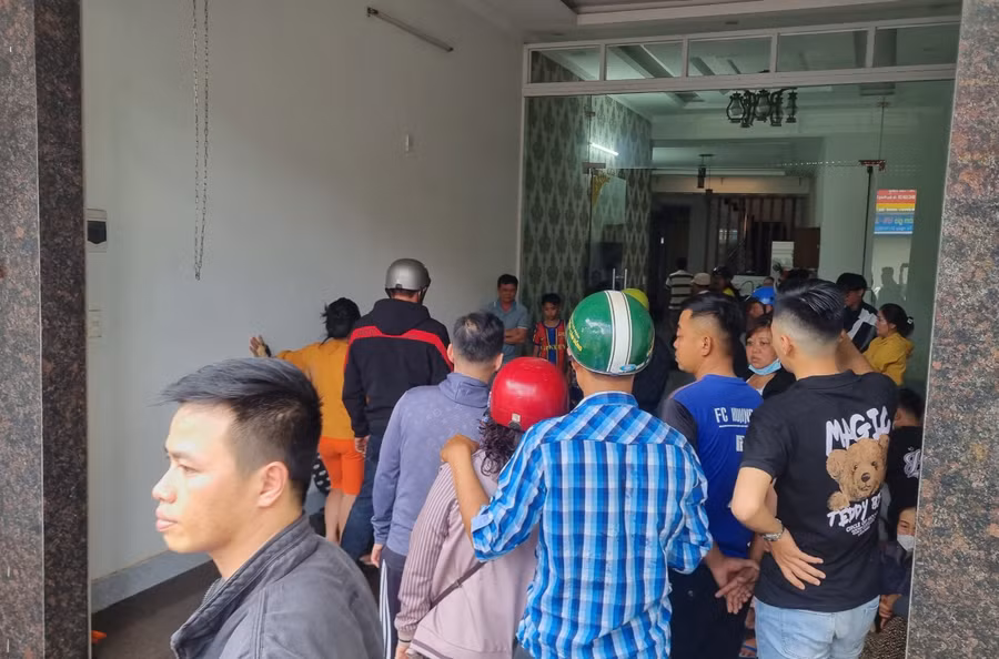 Người nhà đưa cháu bé về lo hậu sự. Ảnh: K.P