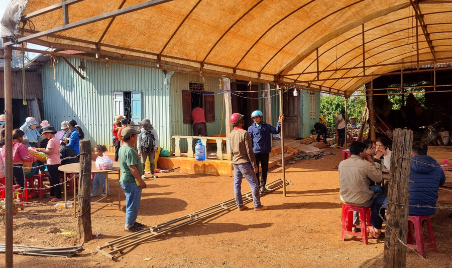 Các ban ngành, đoàn thể địa phương đến hỗ trợ gia đình lo hậu sự cho 2 cháu nhỏ. Ảnh: H.P Các ban ngành, đoàn thể địa phương đến hỗ trợ gia đình lo hậu sự cho 2 cháu nhỏ. Ảnh: H.P