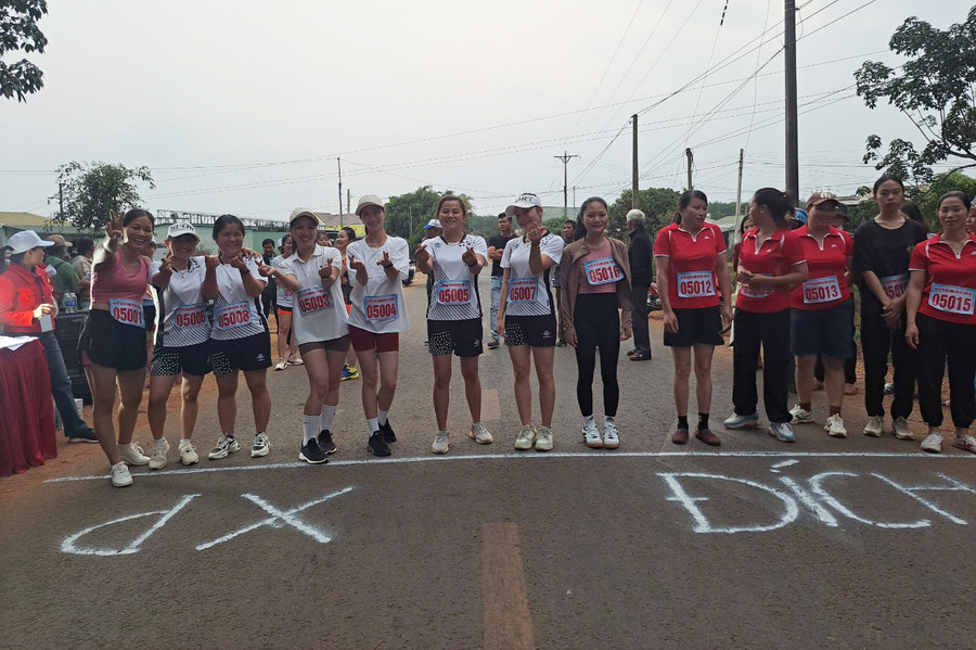 Ngày từ 5 giờ sáng trước khi diễn ra lễ khai mạc, đông đảo VĐV đã tập trung tại điểm xuất phát. Ảnh: H.P Ngày từ 5 giờ sáng trước khi diễn ra lễ khai mạc, đông đảo VĐV đã tập trung tại điểm xuất phát. Ảnh: H.P