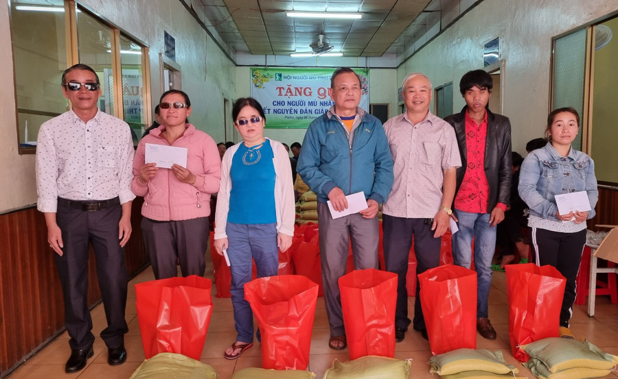 Những phần quà kịp thời giúp người khiếm thị và gia đình có thêm niềm vui nhân dịp Tết đến, Xuân về. Ảnh: H.P Những phần quà kịp thời giúp người khiếm thị và gia đình có thêm niềm vui nhân dịp Tết đến, Xuân về. Ảnh: H.P