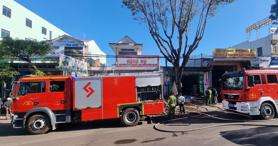 Lực lượng Cảnh sát PCCC và CNCH (Công an tỉnh Gia Lai) huy động 2 xe chữa cháy chuyên dụng đến hiện trường để ứng cứu.