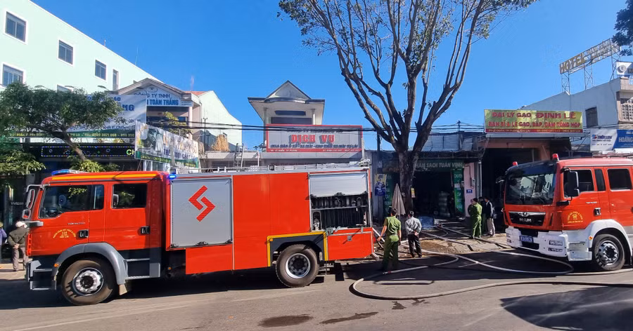 Lực lượng Cảnh sát PCCC và CNCH (Công an tỉnh Gia Lai) huy động 2 xe chữa cháy chuyên dụng đến hiện trường để ứng cứu.