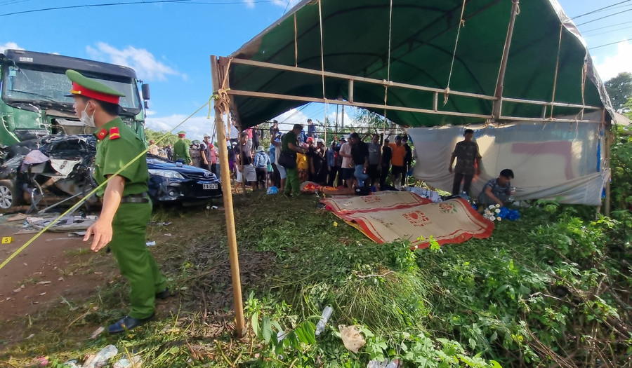 3 người trên xe ô tô con BKS 81A-004.70 tử vong tại chỗ. Ảnh: Hà Phương 3 người trên xe ô tô con BKS 81A-004.70 tử vong tại chỗ. Ảnh: Hà Phương