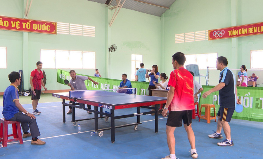 Các vận động viên tham gia thi đấu ở nội dung môn bóng bàn. Ảnh: Văn Đại Các vận động viên tham gia thi đấu ở nội dung môn bóng bàn. Ảnh: Văn Đại