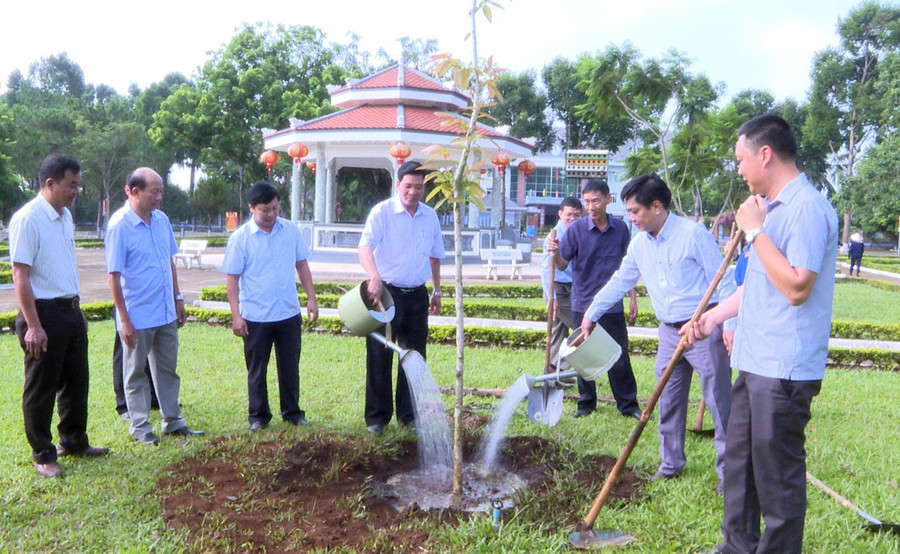 Lãnh đạo huyện Chư Păh tham gia trồng cây xanh. Ảnh: Văn Đại Lãnh đạo huyện Chư Păh tham gia trồng cây xanh. Ảnh: Văn Đại