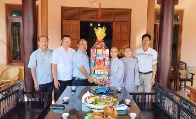 Đoàn đến thăm, chúc mừng chùa Phước Sơn nhân dịp đại lễ Phật đản năm 2023. Ảnh: Văn Đại