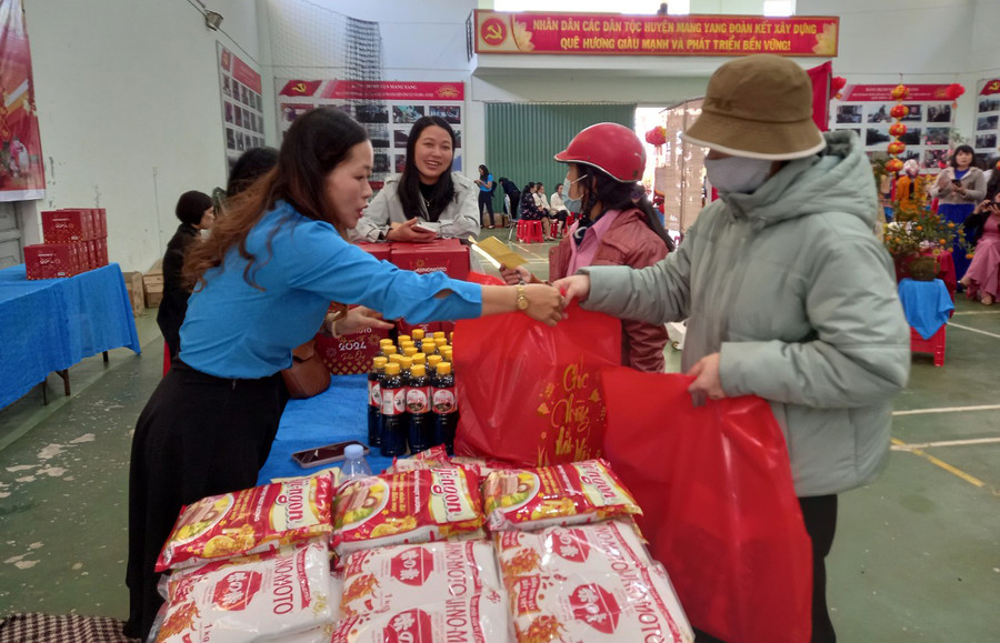 Gian hàng “0” đồng nhằm mục đích chăm lo cho đoàn viên, người lao động có hoàn cảnh khó khăn đều có Tết. Ảnh: K.N Gian hàng “0” đồng nhằm mục đích chăm lo cho đoàn viên, người lao động có hoàn cảnh khó khăn đều có Tết. Ảnh: K.N