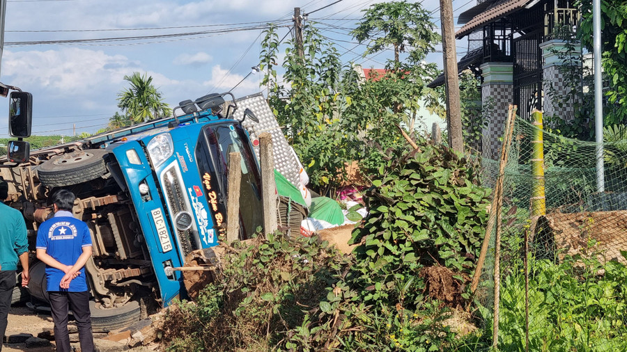 Tài xế thoát nạn trong gang tấc. Ảnh: Hà Phương Tài xế thoát nạn trong gang tấc. Ảnh: Hà Phương