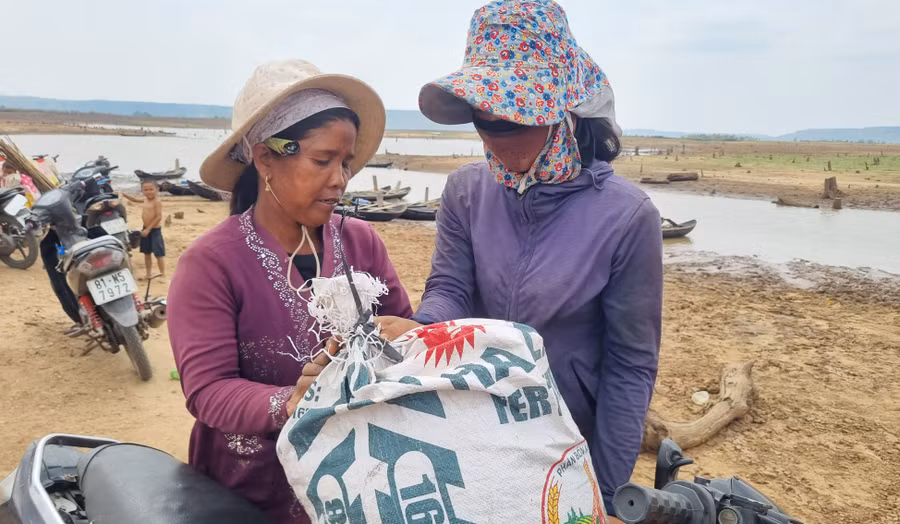 Anh Ksor Việt-Phó Trưởng thôn Amil-cho biết: “Làng có 102 hộ với hơn 460 nhân khẩu, đa phần bà con làm ruộng, rẫy. Mùa nước cạn thì bà con lại ra hồ Ayun Hạ để bắt hến, thả lưới bắt cá kiếm thêm thu nhập.