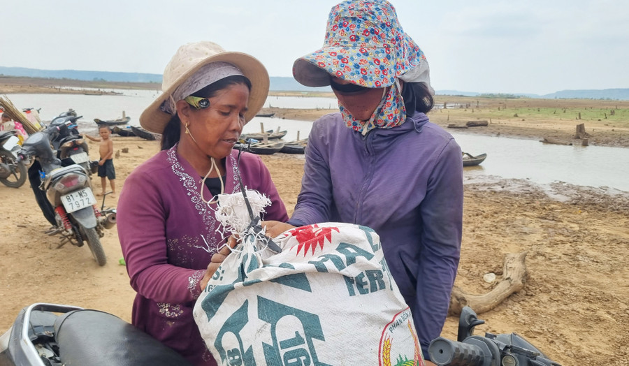 Anh Ksor Việt-Phó Trưởng thôn Amil-cho biết: “Làng có 102 hộ với hơn 460 nhân khẩu, đa phần bà con làm ruộng, rẫy. Mùa nước cạn thì bà con lại ra hồ Ayun Hạ để bắt hến, thả lưới bắt cá kiếm thêm thu nhập.