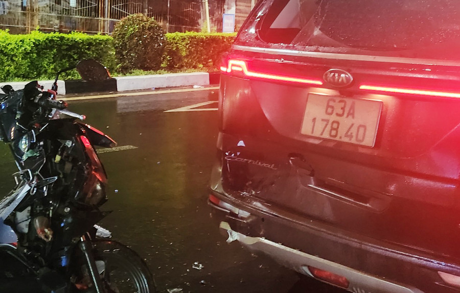 Vụ tai nạn khiến người điều khiển xe máy bị thương nặng. Ảnh: K.P Vụ tai nạn khiến người điều khiển xe máy bị thương nặng. Ảnh: K.P