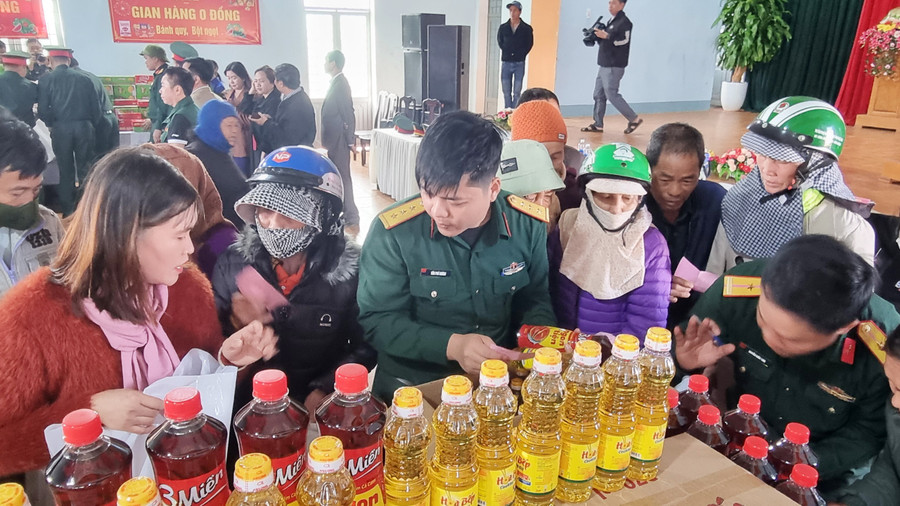 Nhân viên gian hàng phục vụ chu đáo bà con đến nhận sản phẩm. Ảnh: H.P Nhân viên gian hàng phục vụ chu đáo bà con đến nhận sản phẩm. Ảnh: H.P