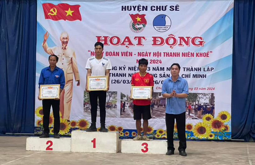 Ban tổ chức trao giải nhất, nhì, ba cho các đoàn vận động viên đạt thành tích tại ngày hội. Ảnh: N.V Ban tổ chức trao giải nhất, nhì, ba cho các đoàn vận động viên đạt thành tích tại ngày hội. Ảnh: N.V