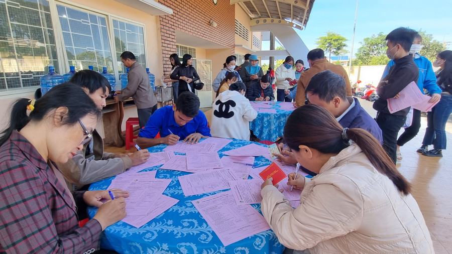 Đông đảo tình nguyện viên đăng ký tham gia hiến máu tại ngày hội. Ảnh: H.P