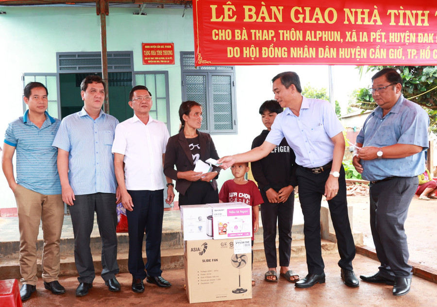 Quang cảnh lễ bàn giao nhà tình thương cho gia đình bà Thap tại thôn Al Phun. Ảnh: Lê Hùng