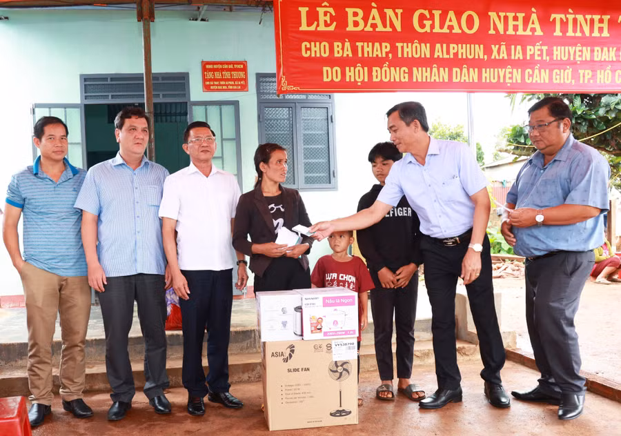 Quang cảnh lễ bàn giao nhà tình thương cho gia đình bà Thap tại thôn Al Phun. Ảnh: Lê Hùng