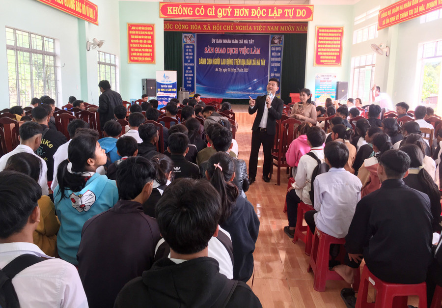 Quang cảnh Sàn giao dịch việc làm tại xã Hà Tây. Ảnh: V.Đ