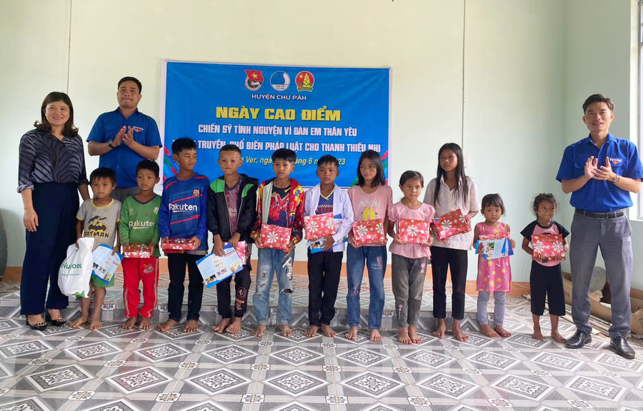 Đoàn công tác tặng quà cho các em học sinh tại làng Hde, xã Đak Tơ Ver. Ảnh: Văn Nhân