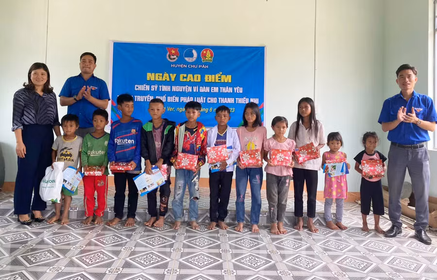 Đoàn công tác tặng quà cho các em học sinh tại làng Hde, xã Đak Tơ Ver. Ảnh: Văn Nhân