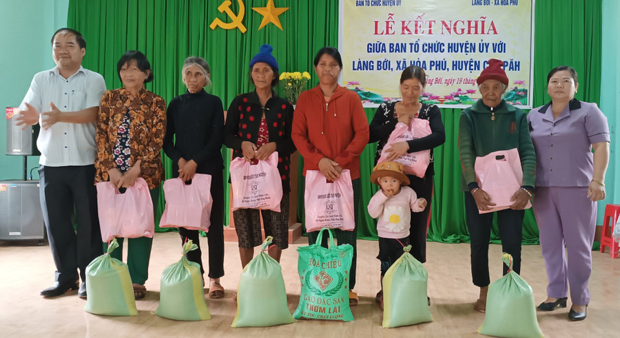 Ban Tổ chức Huyện ủy Chư Păh trao quà cho các gia đình có hoàn cảnh khó khăn tại làng Bới. Ảnh: V.Đ Ban Tổ chức Huyện ủy Chư Păh trao quà cho các gia đình có hoàn cảnh khó khăn tại làng Bới. Ảnh: V.Đ