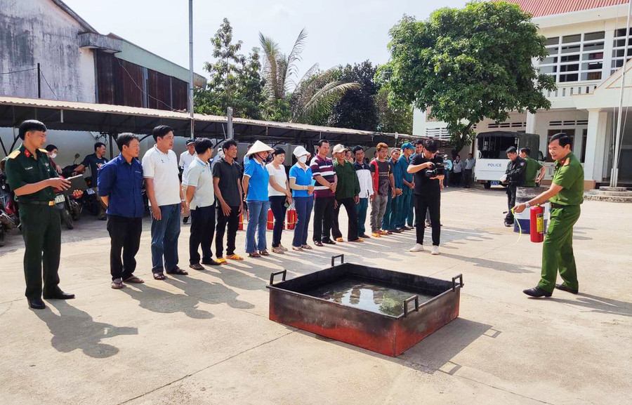 Công an huyện Đức Cơ tuyên truyền kỹ năng về PCCC và CNCH cho cán bộ, hội viên nông dân và nhân dân xã Ia Din. Ảnh: N.T Công an huyện Đức Cơ tuyên truyền kỹ năng về PCCC và CNCH cho cán bộ, hội viên nông dân và nhân dân xã Ia Din. Ảnh: N.T