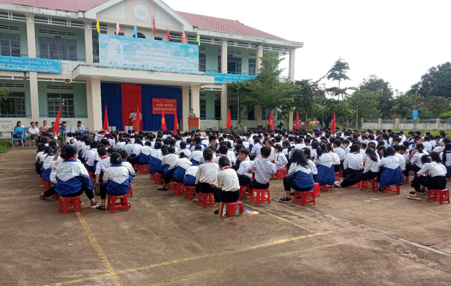 Đông đảo học sinh Trường THCS :Lê Văn Tám (xã Ia Piơr, huyện Chư Prông) được tuyên truyền về phòng-chống tội phạm, an toàn giao thông. Ảnh: Lê Tấn