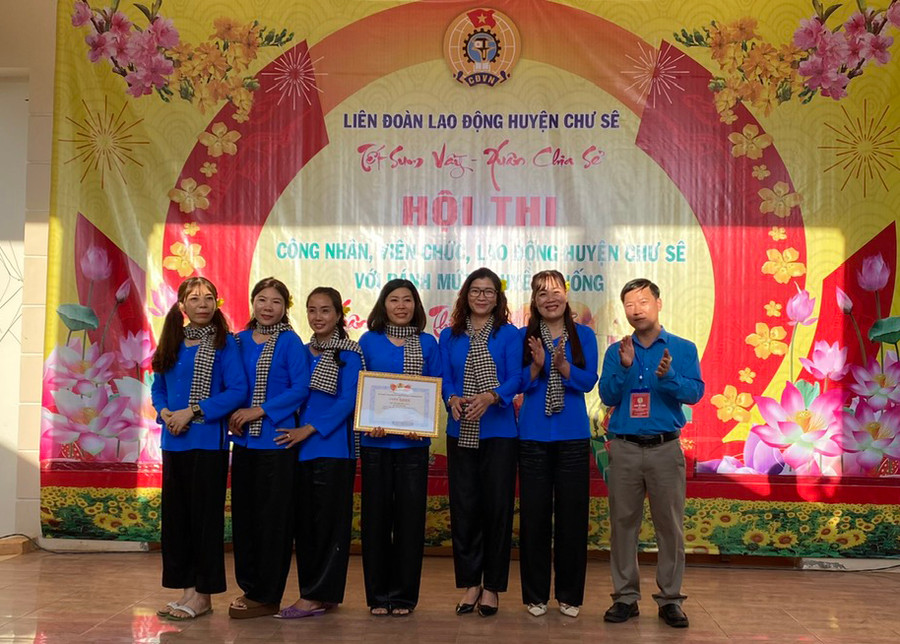 Ban Tổ chức trao giải đặc biệt cho đội Liên quân Công đoàn cơ sở Trường Tiểu học Nguyễn Tất Thành-Lê Quý Đôn-Nguyễn Thị Minh Khai-Trường mẫu giáo Hoa Mai-Hoa Hồng. Ảnh: C.H Ban Tổ chức trao giải đặc biệt cho đội Liên quân Công đoàn cơ sở Trường Tiểu học Nguyễn Tất Thành-Lê Quý Đôn-Nguyễn Thị Minh Khai-Trường mẫu giáo Hoa Mai-Hoa Hồng. Ảnh: C.H