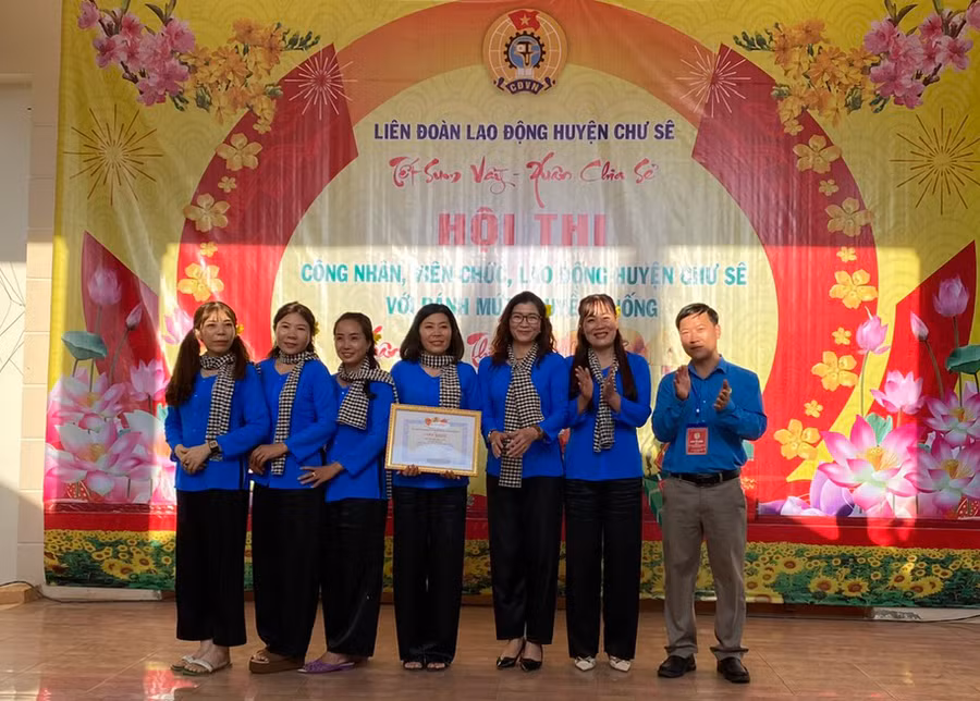 Ban Tổ chức trao giải đặc biệt cho đội Liên quân Công đoàn cơ sở Trường Tiểu học Nguyễn Tất Thành-Lê Quý Đôn-Nguyễn Thị Minh Khai-Trường mẫu giáo Hoa Mai-Hoa Hồng. Ảnh: C.H