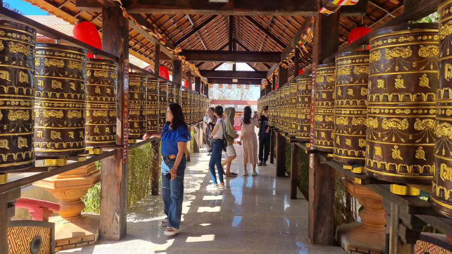 NHiều du khách tham quan chùa Bửu Minh (xã Nghĩa Hưng, huyện Chư Păh).