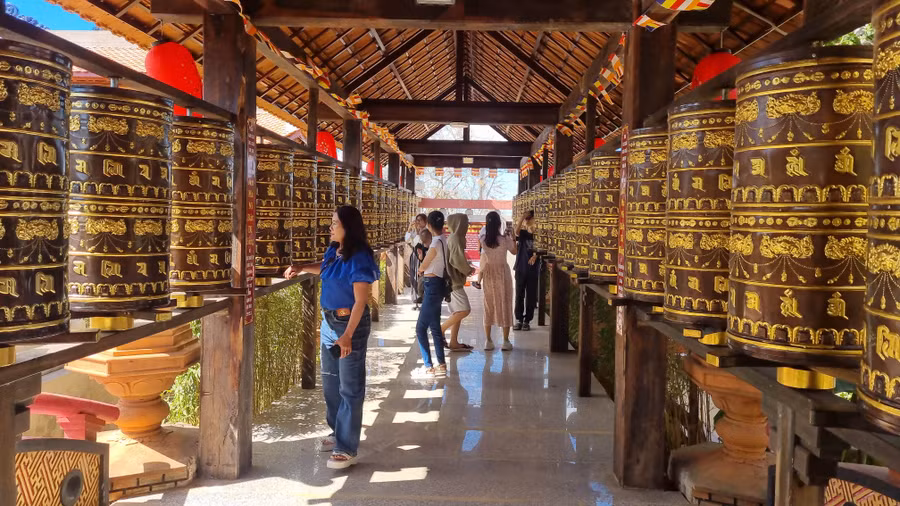 NHiều du khách tham quan chùa Bửu Minh (xã Nghĩa Hưng, huyện Chư Păh).