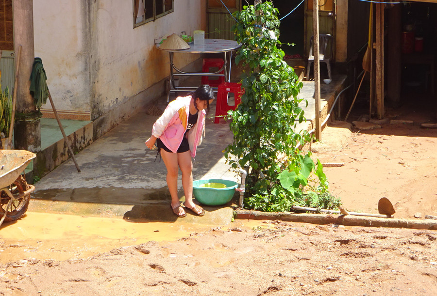 Mưa lớn khiến bùn, đất tràn vào nhà những hộ dân sống dọc quốc lộ 19 (đoạn qua xã Bình Giáo, huyện Chư Prông). Ảnh: Hà Phương Mưa lớn khiến bùn, đất tràn vào nhà những hộ dân sống dọc quốc lộ 19 (đoạn qua xã Bình Giáo, huyện Chư Prông). Ảnh: Hà Phương