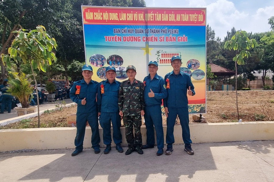 Tuyên dương các chiến sĩ bắn đạn thật đạt loại giỏi. Ảnh: H.P Tuyên dương các chiến sĩ bắn đạn thật đạt loại giỏi. Ảnh: H.P