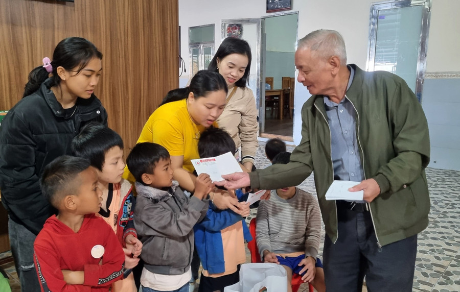 Ông Trương Đình Ba-Chủ tịch Hội Bảo trợ người khuyết tật và bảo vệ quyền trẻ em tỉnh Gia Lai tặng quà cho các cháu có hoàn cảnh khó khăn tại Mái ấm Thiên Ân. Ảnh: H.P